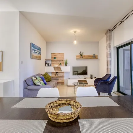 A Lovely 2br Just Off Spinola Bay By 360 Estates San Julián