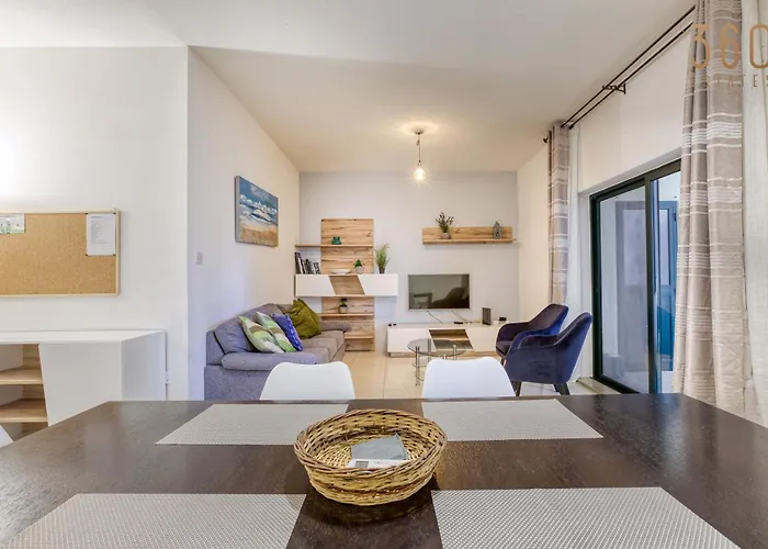 A Lovely 2br Just Off Spinola Bay By 360 Estates San Julián